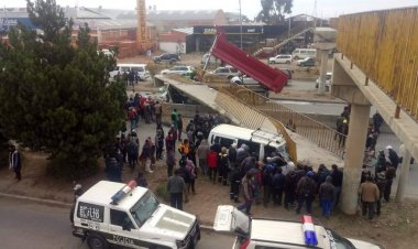 Pasarela se desploma sobre dos vehículos, uno de ellos de transporte público en El Alto