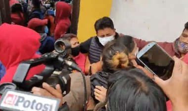 Pumari pide perdón entre insultos y tomatazos