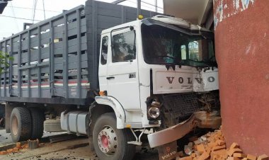 Un camión cargado de Carbón colisionó con una vivienda en Tarija