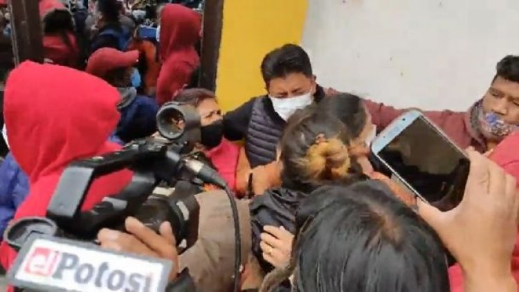 Pumari pide perdón entre insultos y tomatazos