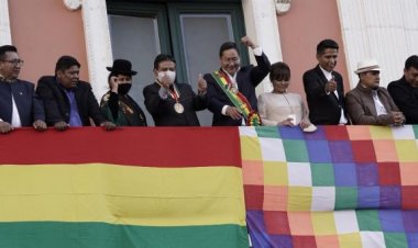 Arce y Choquehuanca reciben todos los honores en el desfile cívico-militar
