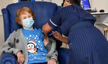 Una mujer de 90 años es la primera persona del mundo en recibir la vacuna de Pfizer
