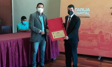 Reconocimiento a rector de la UCB por apoyo a trabajadores de la prensa