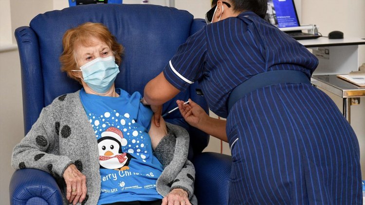 Una mujer de 90 años es la primera persona del mundo en recibir la vacuna de Pfizer
