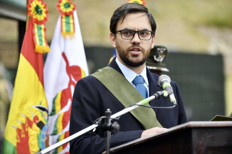 El ministro Del Castillo aclara que no hay alerta migratoria contra Camacho