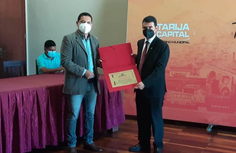 Reconocimiento a rector de la UCB por apoyo a trabajadores de la prensa