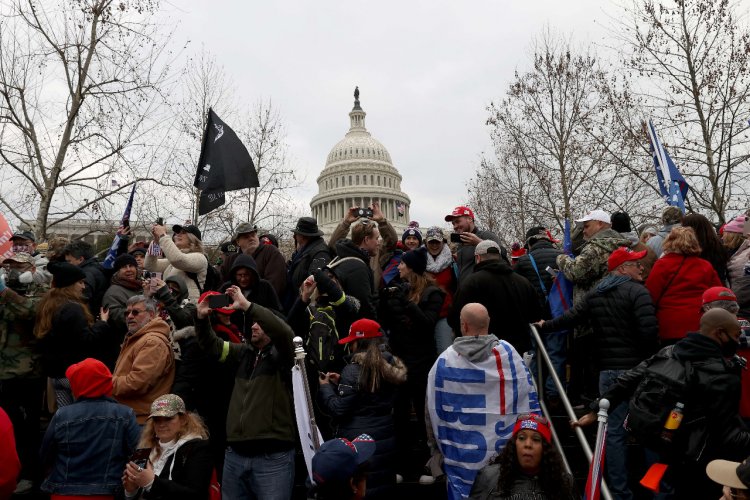 Turba asalta el Capitolio de EEUU y Trump es acusado de intento de ‘golpe’