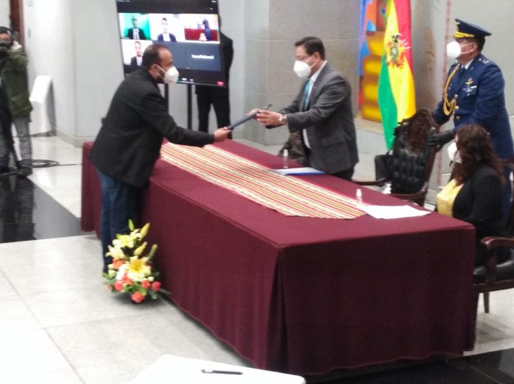 El Gobierno firma contrato para la compra de 5 millones de vacunas de AstraZeneca