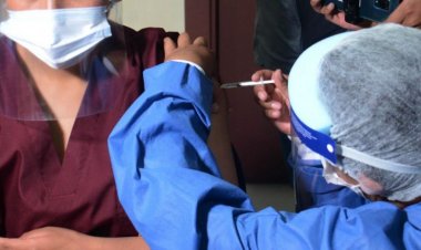 Médico se descompensa: Reacción adversa a la Vacuna Rusa en El Alto