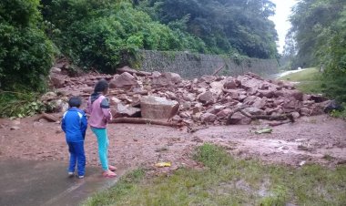 Las salidas al Chaco y Bermejo fueron suspendidas, un bloqueo y derrumbes impiden el tráfico.