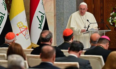 ‘Que callen las armas’, reclama el Papa en su visita histórica a Irak