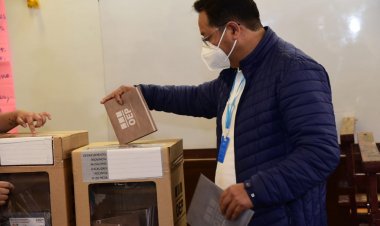 Arce vota con retraso por falta de apertura de su mesa y dice que ‘hay algo que no está bien’