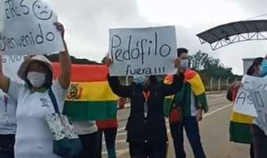 Evo fue recibido con huevos y en medio de expresiones de rechazo este jueves en Monteagudo