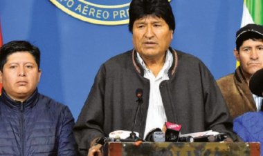 Tras relatar que decidió renunciar antes de que FFAA le sugirieran, Evo ahora lo niega