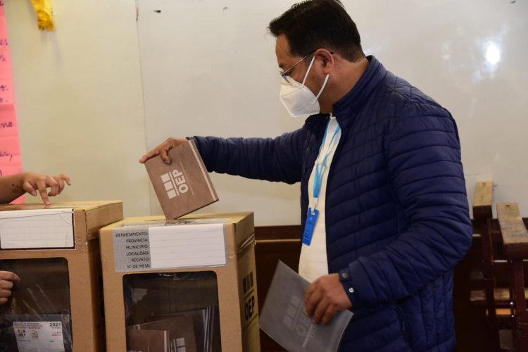 Arce vota con retraso por falta de apertura de su mesa y dice que ‘hay algo que no está bien’