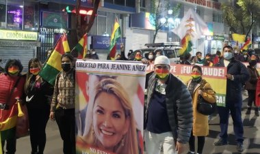 Manifestantes marchan pidiendo la liberación de Jeanine Áñez y exministros