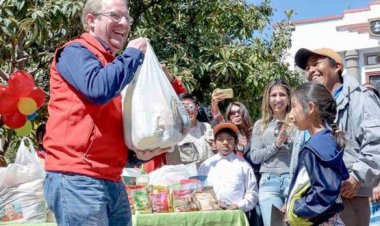 Personas con discapacidad reciben el paquete alimentario con productos faltantes