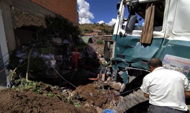 Cochabamba: Volqueta impacta contra una casas y se reporta fallecidos
