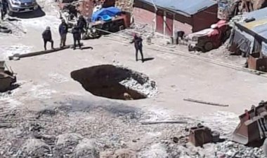 POTOSÍ: La tierra se traga un auto con tres ocupantes dentro