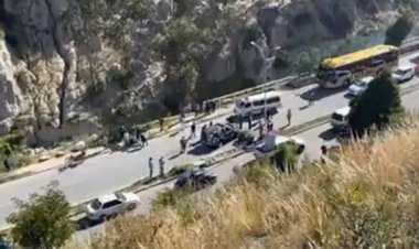 Vagoneta se despeña 20 metros y cae sobre otro coche en la Kantutani