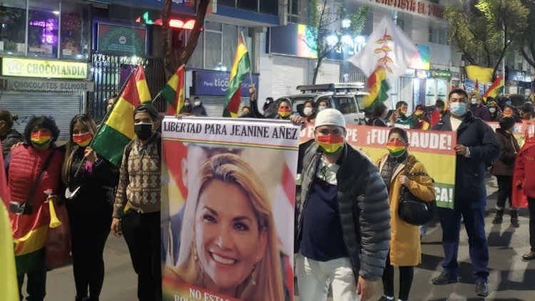 Manifestantes marchan pidiendo la liberación de Jeanine Áñez y exministros