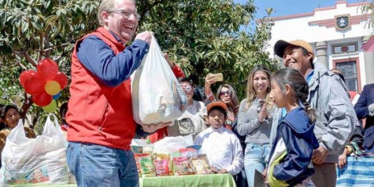 Personas con discapacidad reciben el paquete alimentario con productos faltantes