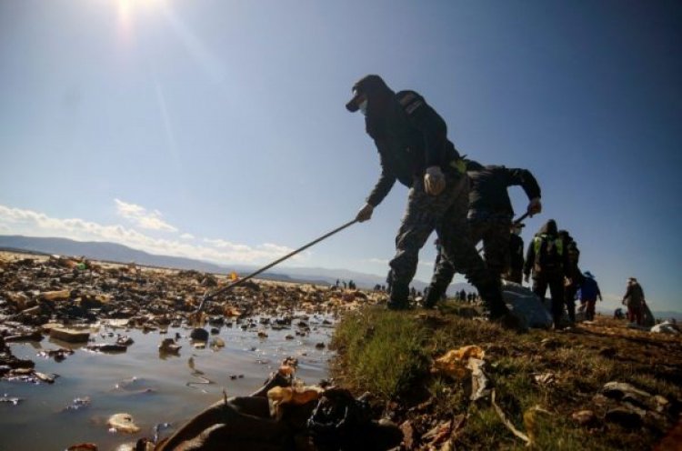 El lago Uru Uru de Bolivia tiene más plástico que agua