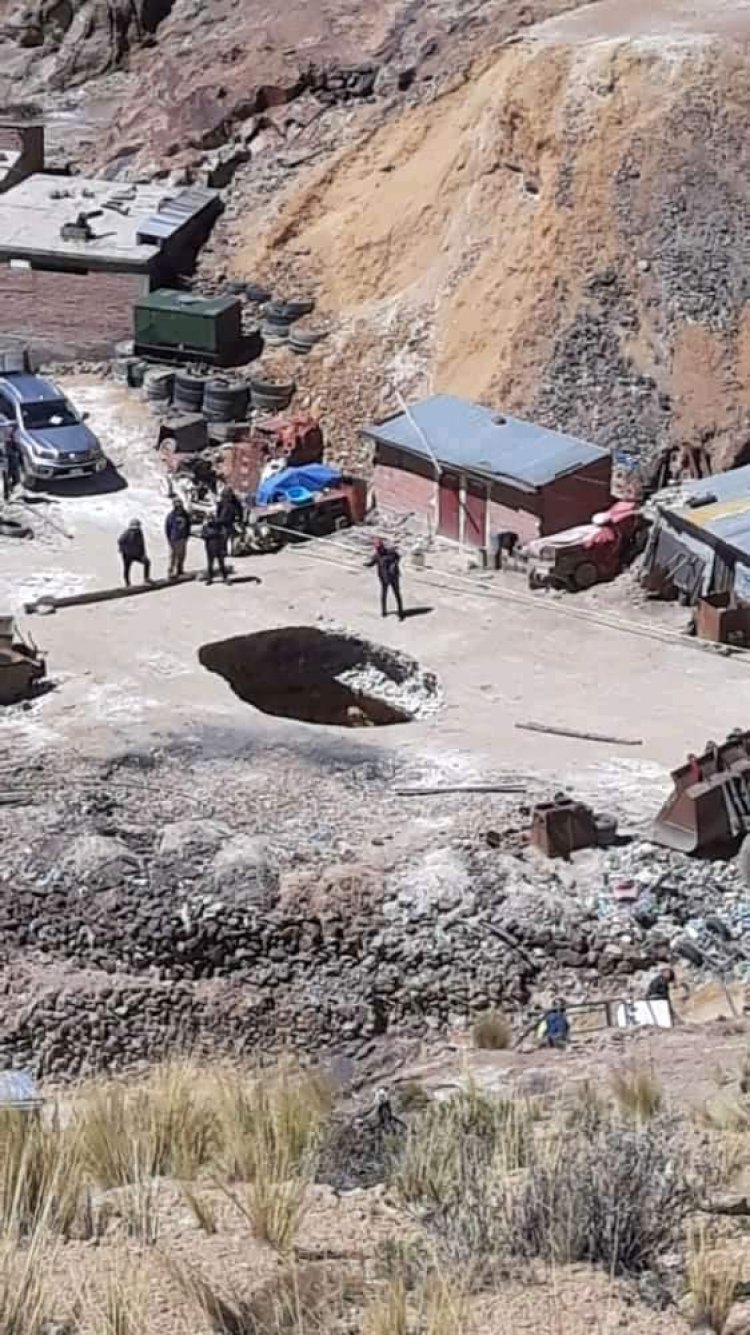 POTOSÍ: La tierra se traga un auto con tres ocupantes dentro