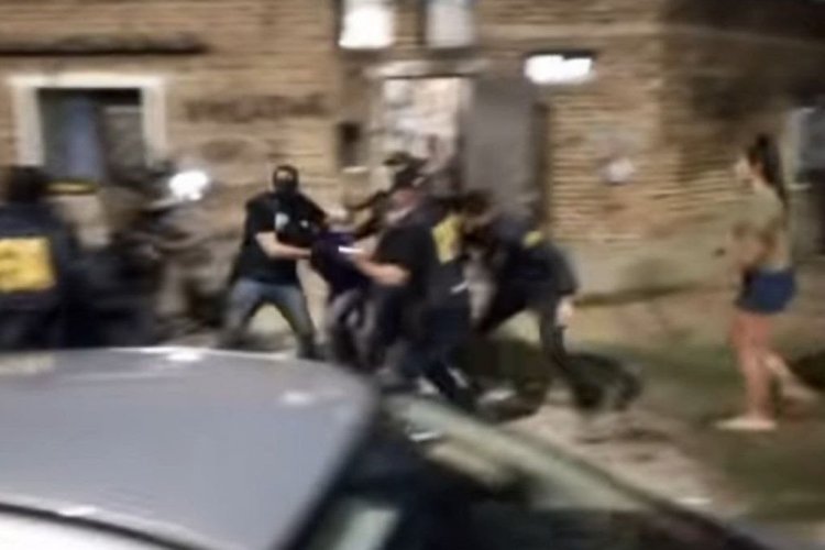 Argentina: Prostituían a su sobrina de 12 años, fueron detenidos y los vecinos los lincharon brutalmente