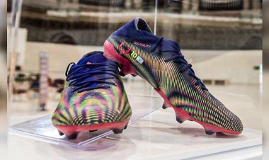 Subastadas por más de 140.000 euros las botas de Messi que batieron a Pelé