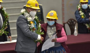 El Gobierno presenta el seguro obligatorio de accidentes para albañiles a un costo de Bs 150