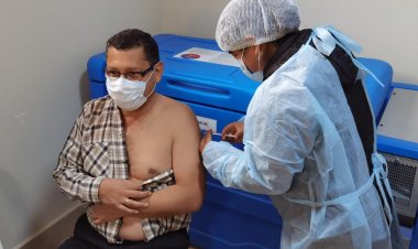 Montes recibe dosis contra el Covid-19 y anuncia más vacunas para Tarija