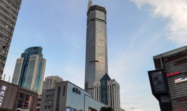 Pánico en China: el momento en que uno de los rascacielos más altos del país comienza a temblar y debe ser evacuado