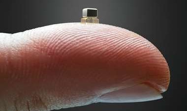 Desarrollan el chip más pequeño del mundo, que puede ser inyectado en el cuerpo con una aguja hipodérmica