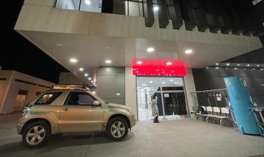 Cochabamba: Fallecido por COVID y permanece dentro un vehículo en puertas del Hospital del Norte y hay desesperación en familiares de pacientes internados