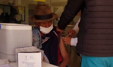 Inició la vacunación a mayores de 50 años en Villa Charcas y la población no acude a los centros de salud