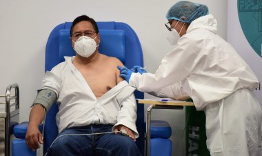 Como un ciudadano más, el presidente Arce recibe su primera dosis anti COVID-19