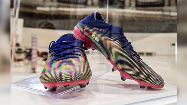 Subastadas por más de 140.000 euros las botas de Messi que batieron a Pelé