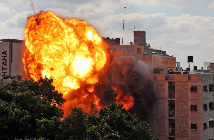 Israel intensifica bombardeos en Gaza y aumentan disturbios en varias ciudades