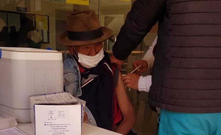 Inició la vacunación a mayores de 50 años en Villa Charcas y la población no acude a los centros de salud