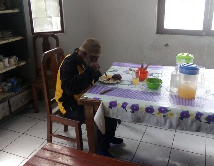 Anciano Tarijeño, sin familia y escasos recursos decide instalarse en un asilo de La Paz
