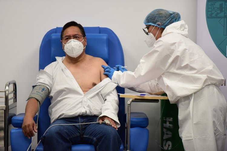 Como un ciudadano más, el presidente Arce recibe su primera dosis anti COVID-19