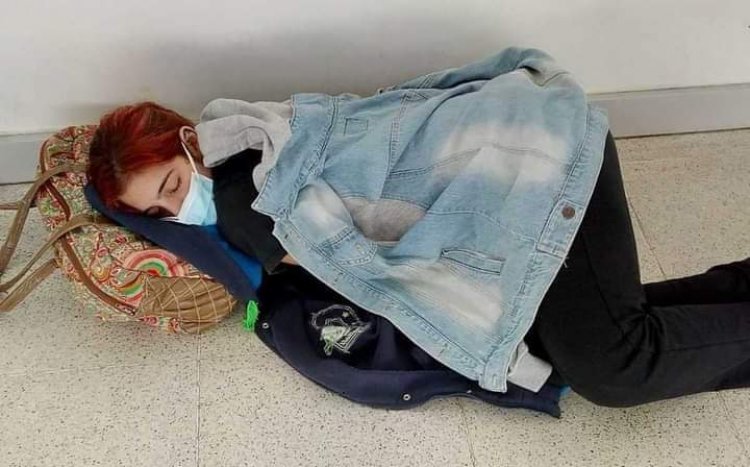 La imagen de la joven que murió por Covid y que esperó cama en un hospital recostada en el piso