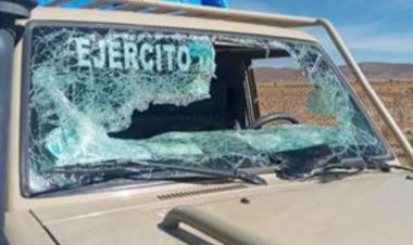 En La Paz los ‘chuteros’ emboscan, apedrean y quitan armamento militar a una patrulla anticontrabando