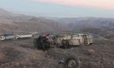 Al menos 17 muertos y 14 heridos tras caer un autobús por precipicio en Perú