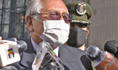 El exvicepresidente Víctor Hugo Cárdenas es internado por Covid-19