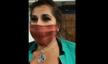 ¿Quién es la mujer que dice ser ahijada del Presidente?