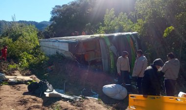 Una flota se embarranca en la carretera Bermejo-Tarija y hay dos fallecidos