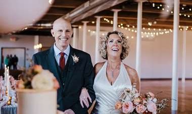 Hombre con Alzheimer propone matrimonio a su esposa tras olvidar que estaban casados