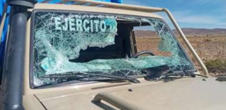 En La Paz los ‘chuteros’ emboscan, apedrean y quitan armamento militar a una patrulla anticontrabando
